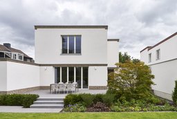 Gartenterrasse mit Sitzgruppe vor der rückwärtigen Fassade des Wohnhauses
