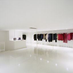 Galerieebene im Obergeschoss mit durchgehender Kleiderstange und filigranen Deckenstützen