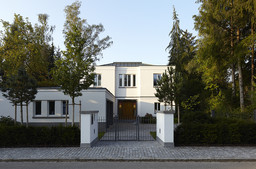Straßenansicht der Stadtvilla mit Eingangstor, Torpfeilern und Vorplatz