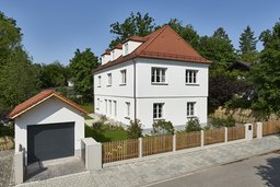 Perspektivische Außenansicht des Einfamilienhauses mit Walmdach, Dachgauben und Sprossenfenstern