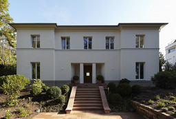 Symmetrische Eingangsfassade mit repräsentativer Sandsteintreppe und wettergeschütztem Portal