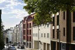Einbindung des Mehrfamilienneubaus in die geschlossene Straßenzeile am Hang