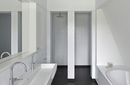 Modernes Badezimmer mit breitem Doppelwaschtisch, weißen Mosaikfliesen und begehbarer Dusche
