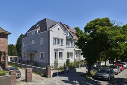 Straßenansicht des sanierten Stadthauses mit Zwerchgiebel, Erker und Steildach