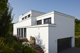 Gestaffelter Baukörper mit integrierter Garage, Klinkertreppe und vorgelagerter Terrasse