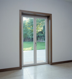 Bodentiefe Fenstertür mit Holzeinfassung und Austritt zur Gartenterrasse