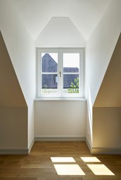 Dachgaube mit weißem Sprossenfenster, Lichteinfall und Eichenparkett
