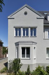 Fassadendetail mit polygonalem Erker, Zwerchgiebel und rundem Giebelfenster