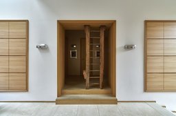Eichenholzgefasster Innendurchgang mit integrierter historischer Holzleiter und Einbauschränken