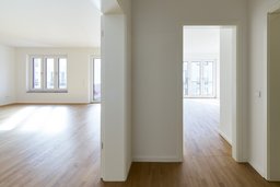 Lichtdurchflutete Wohnräume mit Parkettboden und großzügigen offenen Durchgängen