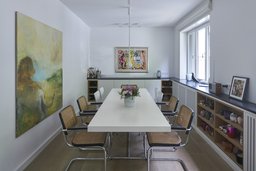 Helles Esszimmer mit weißem Esstisch, Freischwingern und maßgefertigtem Sideboard