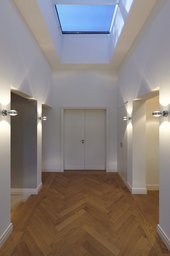 Flur im Obergeschoss mit markantem Oberlicht und Fischgrätparkett