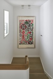Treppe mit Holzhandlauf und großformatigem Kunstwerk auf dem Podest