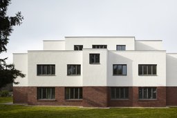 Gestaffelte Gartenfassade auf Backsteinsockel, mit zentralem Treppenhausrisalit