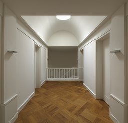 Obere Halle mit tonnenförmiger Gewölbedecke, Deckenoberlicht und klassischem Flechtparkett