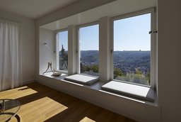 Wohnbereich mit integrierter Fenstersitzbank und weitem Panoramablick über das Tal
