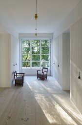 Ankleide mit raumhohen Einbauschränken, Dielenboden und bodentiefem Sprossenfenster