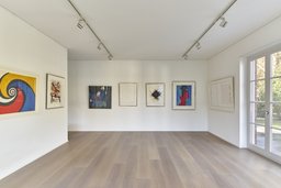 Heller Atelierraum mit Eichendielenboden, weißen Wänden und Kunstwerken