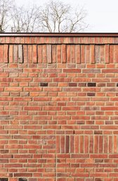 Fassadendetail aus rotbuntem Ringofenklinker mit Grenadierschicht und Attikaabdeckung