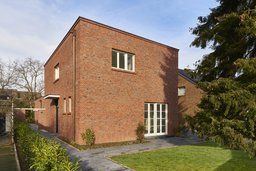 Zweigeschossiges Wohnhaus mit rotbunter Klinkerfassade