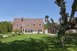 Gartenfassade der Villa mit gestaffeltem Baukörper und großflächigen Fenstern