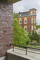 Loggia mit Torfbrandklinker, Sandsteinabdeckung und Blick auf historische Nachbarvilla