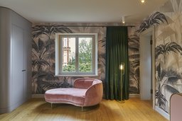 Boudoir mit floraler Palmentapete, rosa Samt-Chaiselongue und maßgefertigtem Einbauschrank