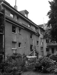 Rückwärtige Hoffassade des Mehrfamilienhauses vor der Sanierung