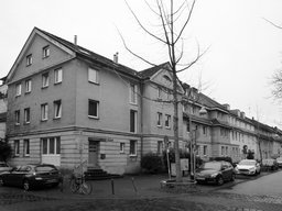 Straßenansicht des Mehrfamilienhauses vor der Sanierung