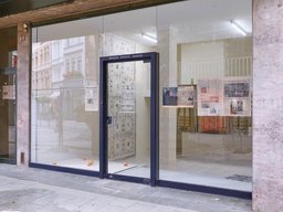 Bodentief verglaste Schaufensterfront mit integrierter Eingangstür