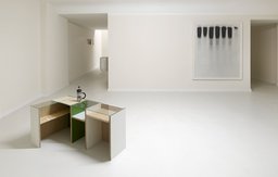 Minimalistischer Ausstellungsraum mit Objekt, Wandbild und offenem Durchgang