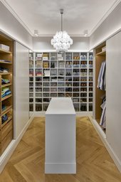 Maßgefertigtes Ankleidezimmer mit zentraler Insel, Regalsystem und Fischgrätparkett