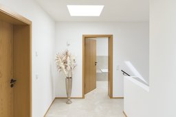 Diele im Obergeschoss mit quadratischem Oberlicht und Eichentüren