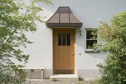 Haustür aus Eiche mit Vordach aus Kupfer