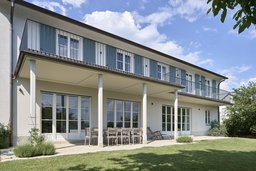 Gartenansicht mit langem Balkon und Freisitz Fenster mit Klappläden