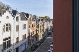 Blick aus dem Fenster auf den historischen gründerzeitlichen Straßenzug